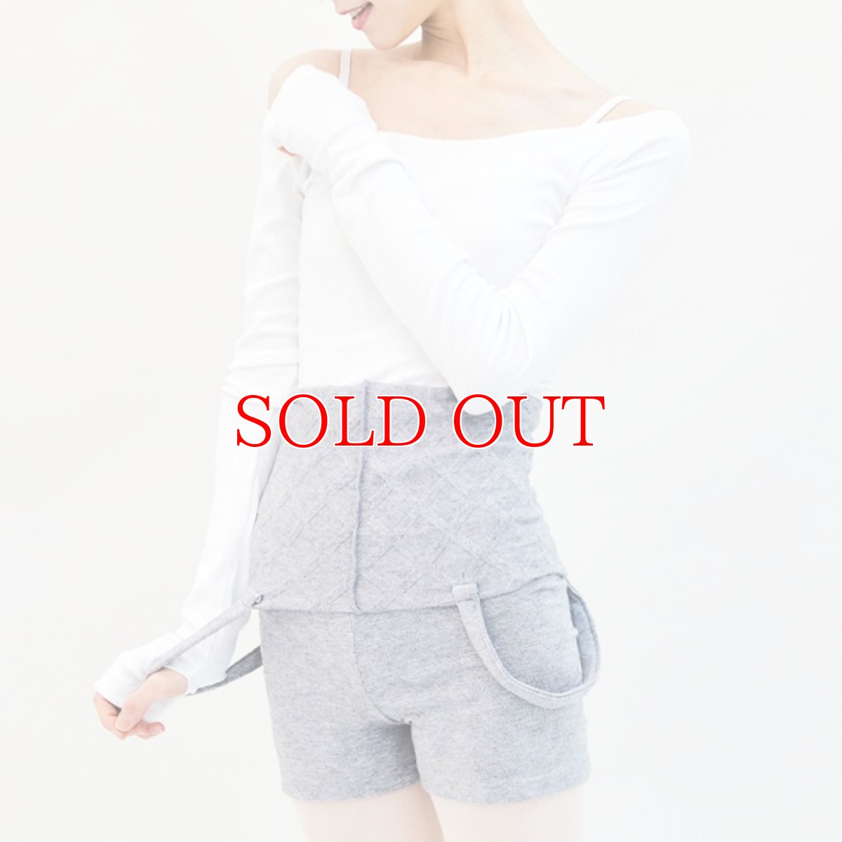 画像4: ERELL（エレル）CHLOEE ニットショートロンパー｜パールグレー (4)