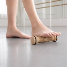 バレエ フットマッサージローラー 木製 足裏セルフケア 商品イメージ