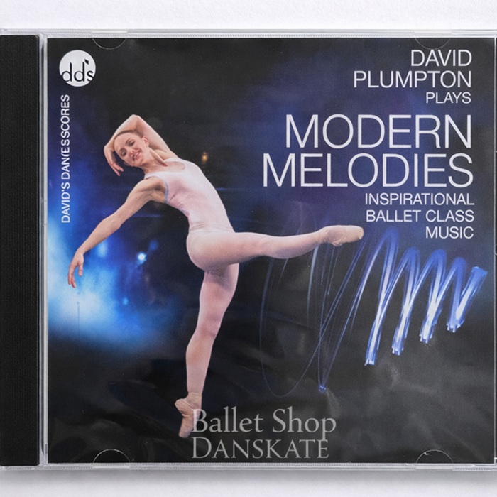 デビッド・プランプトン バレエレッスンCD Modern Melodies ジャケット画像。白いレオタードのダンサーと青い光のアートが特徴的なデザイン。